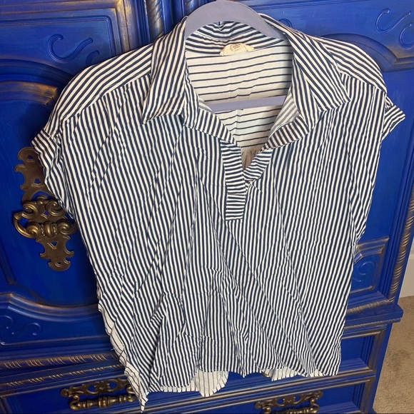 Jane and Delancey Tops - Jane and Delancey Short Sleeved Shirt Size Large